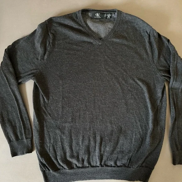 Calvin Klein Gray V-Neck Sweater size large nice sweater with fixable flaws - Picture 2 of 7